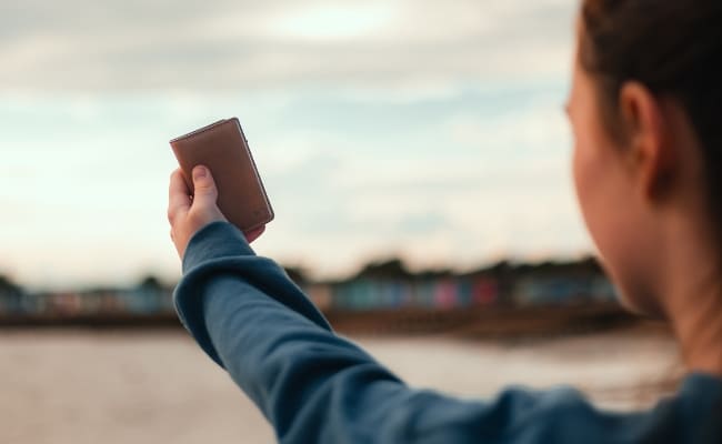 WalletAces - Our Story Main Image - Model With Enigma Wallet Classic Brown In Hand